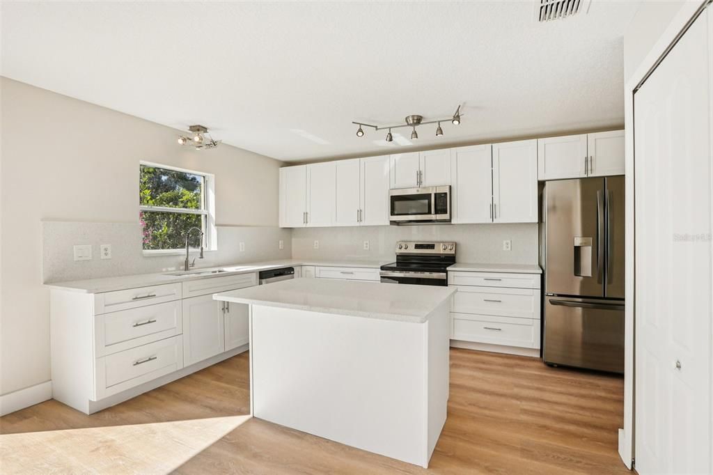 合同活跃: $339,900 (4 贝兹, 2 浴室, 2268 平方英尺)