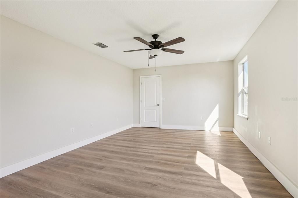 合同活跃: $339,900 (4 贝兹, 2 浴室, 2268 平方英尺)