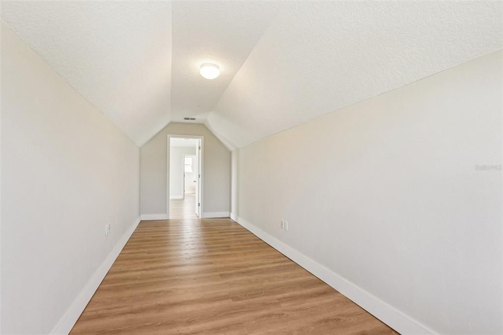 合同活跃: $339,900 (4 贝兹, 2 浴室, 2268 平方英尺)