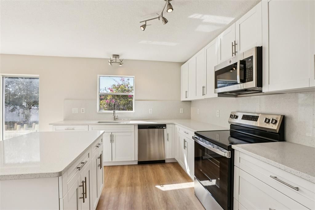 合同活跃: $339,900 (4 贝兹, 2 浴室, 2268 平方英尺)