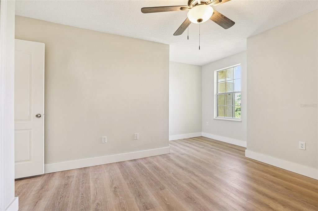 合同活跃: $339,900 (4 贝兹, 2 浴室, 2268 平方英尺)