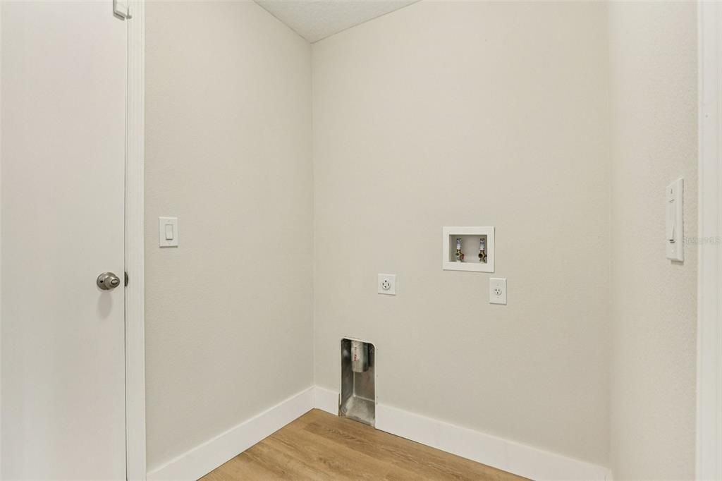 合同活跃: $339,900 (4 贝兹, 2 浴室, 2268 平方英尺)