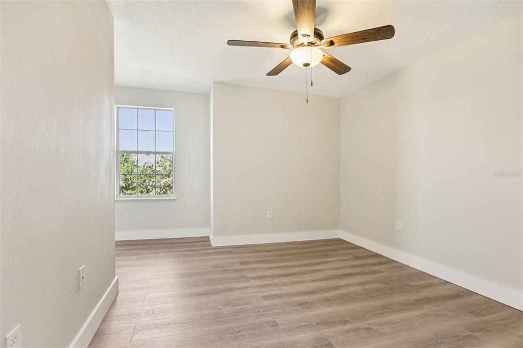 合同活跃: $339,900 (4 贝兹, 2 浴室, 2268 平方英尺)