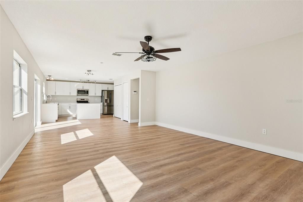 合同活跃: $339,900 (4 贝兹, 2 浴室, 2268 平方英尺)