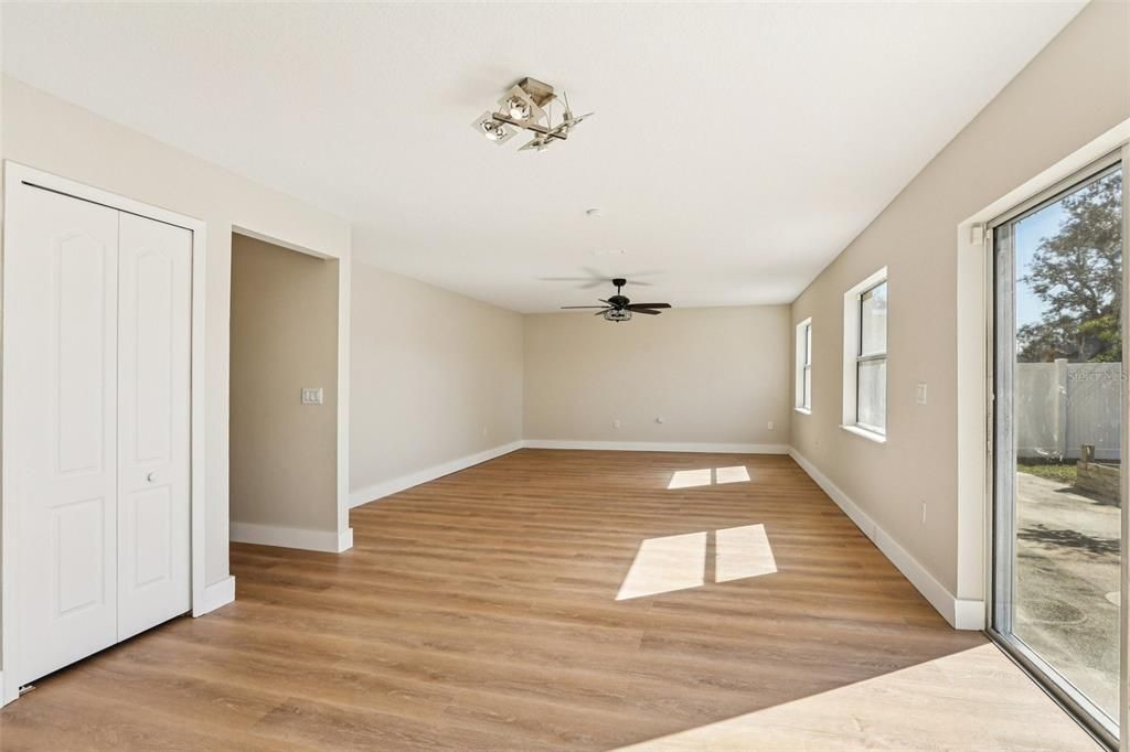 合同活跃: $339,900 (4 贝兹, 2 浴室, 2268 平方英尺)