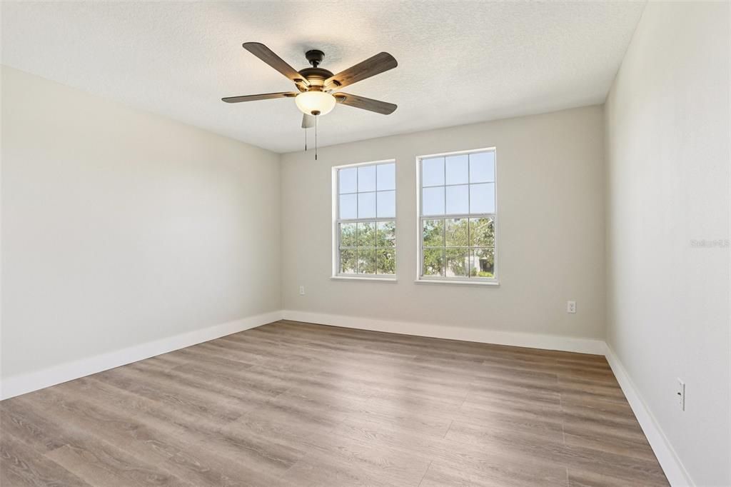 合同活跃: $339,900 (4 贝兹, 2 浴室, 2268 平方英尺)