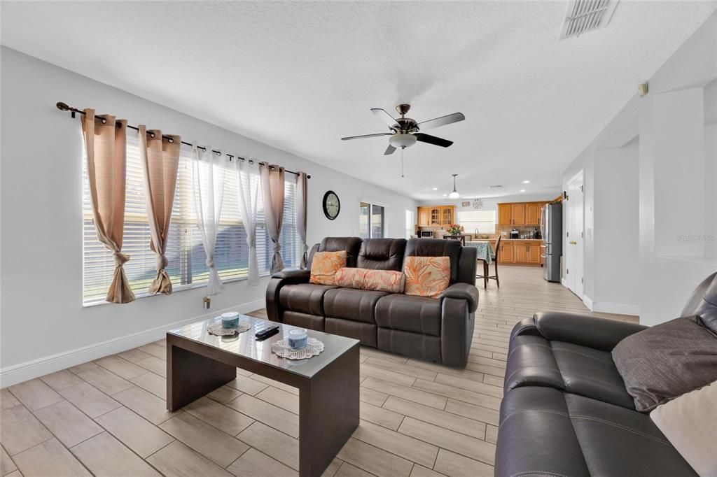 En Venta: $346,000 (3 camas, 2 baños, 1915 Pies cuadrados)