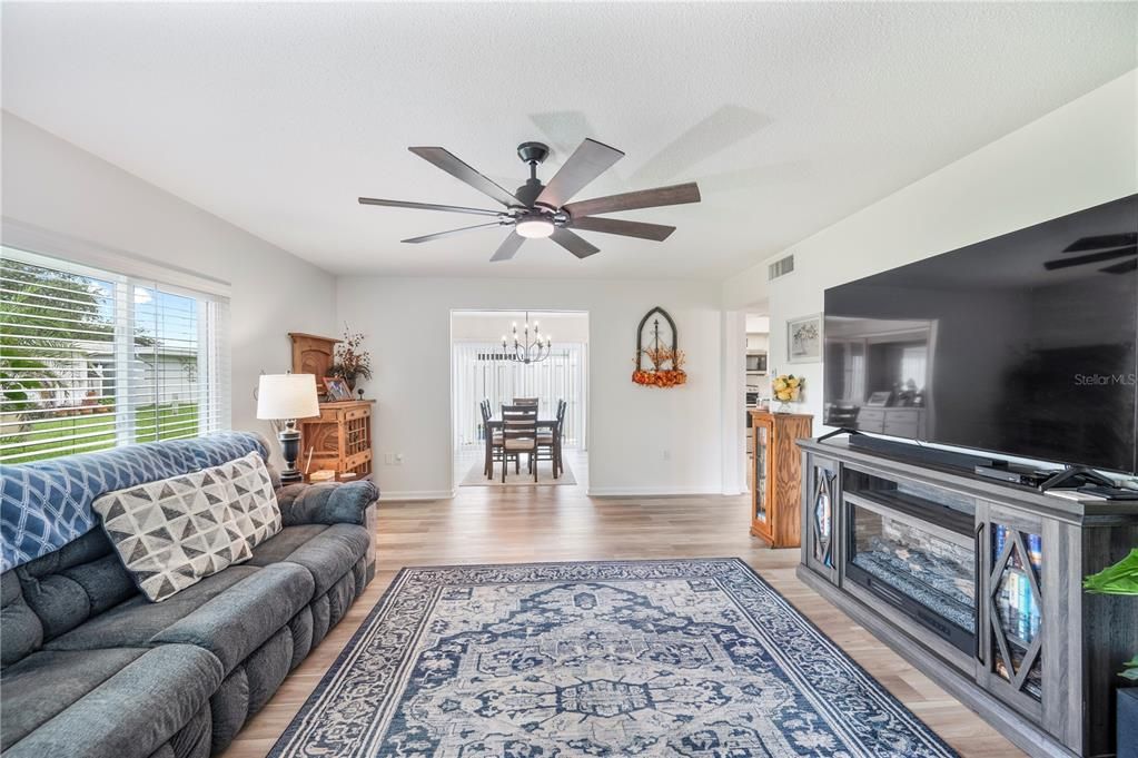 На продажу: $162,000 (2 спален, 2 ванн, 1176 Квадратных фут)