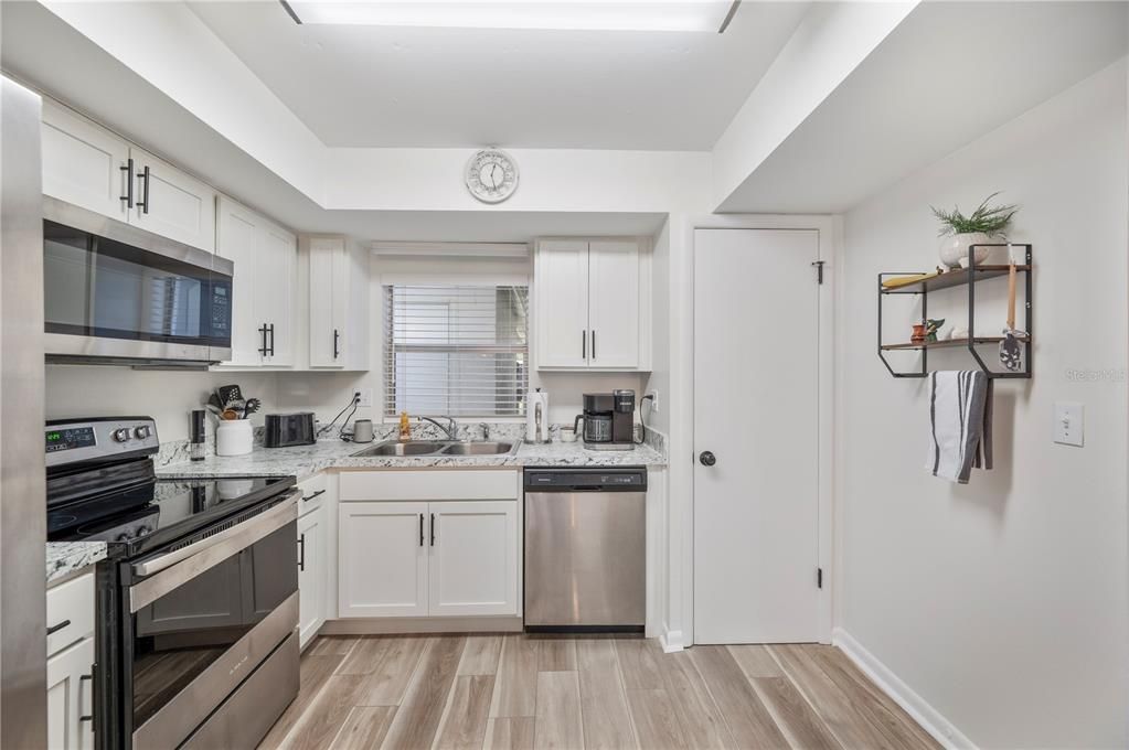 На продажу: $162,000 (2 спален, 2 ванн, 1176 Квадратных фут)