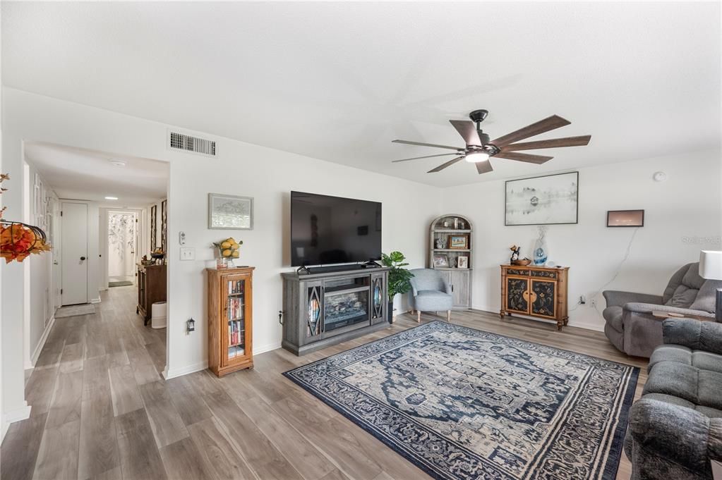 На продажу: $162,000 (2 спален, 2 ванн, 1176 Квадратных фут)