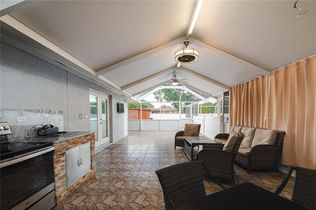 合同活跃: $450,000 (3 贝兹, 3 浴室, 756 平方英尺)