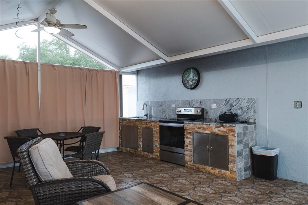 合同活跃: $450,000 (3 贝兹, 3 浴室, 756 平方英尺)