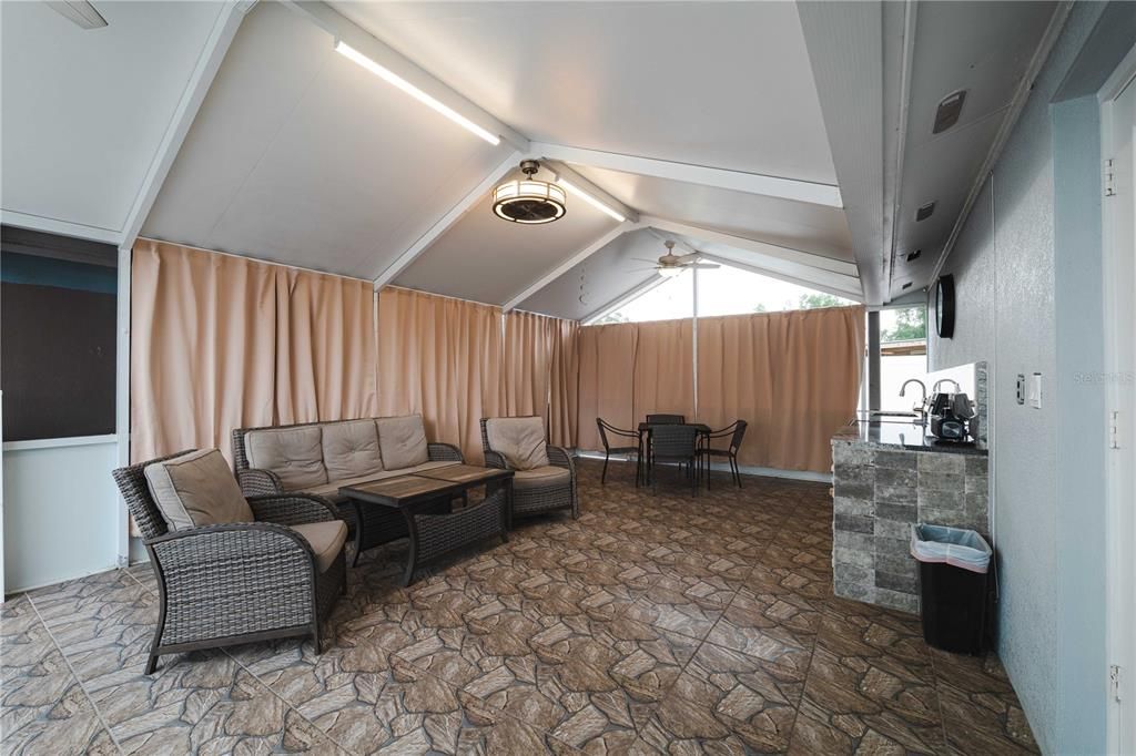 合同活跃: $450,000 (3 贝兹, 3 浴室, 756 平方英尺)