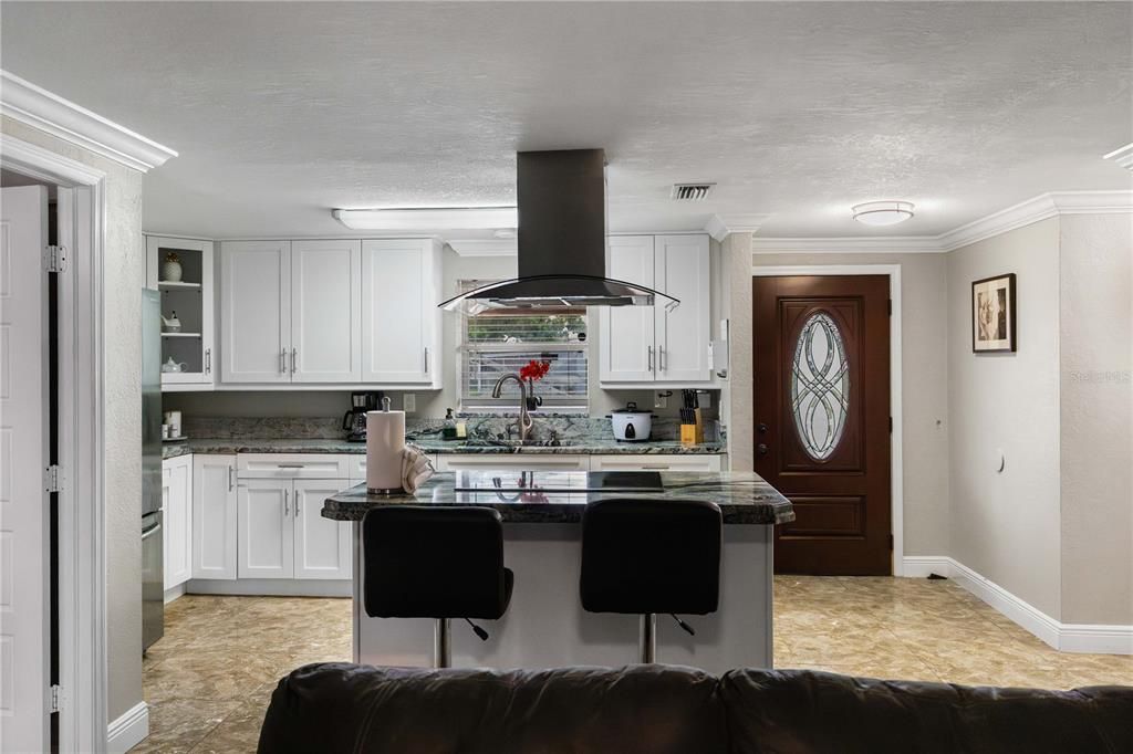 合同活跃: $450,000 (3 贝兹, 3 浴室, 756 平方英尺)