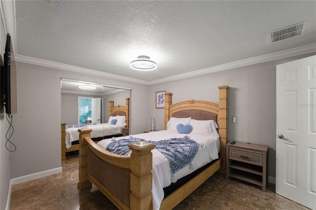 合同活跃: $450,000 (3 贝兹, 3 浴室, 756 平方英尺)