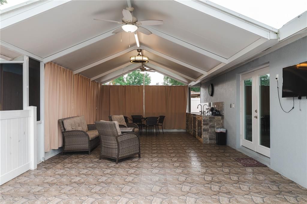 合同活跃: $450,000 (3 贝兹, 3 浴室, 756 平方英尺)