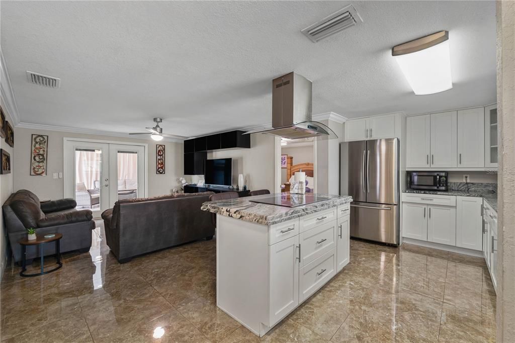 合同活跃: $450,000 (3 贝兹, 3 浴室, 756 平方英尺)