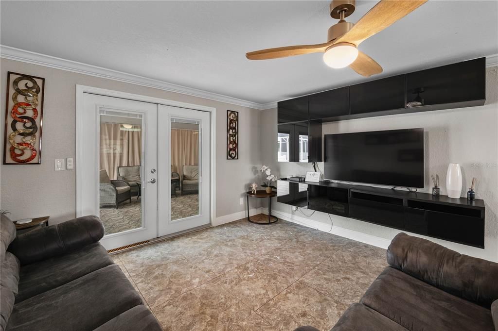 合同活跃: $450,000 (3 贝兹, 3 浴室, 756 平方英尺)