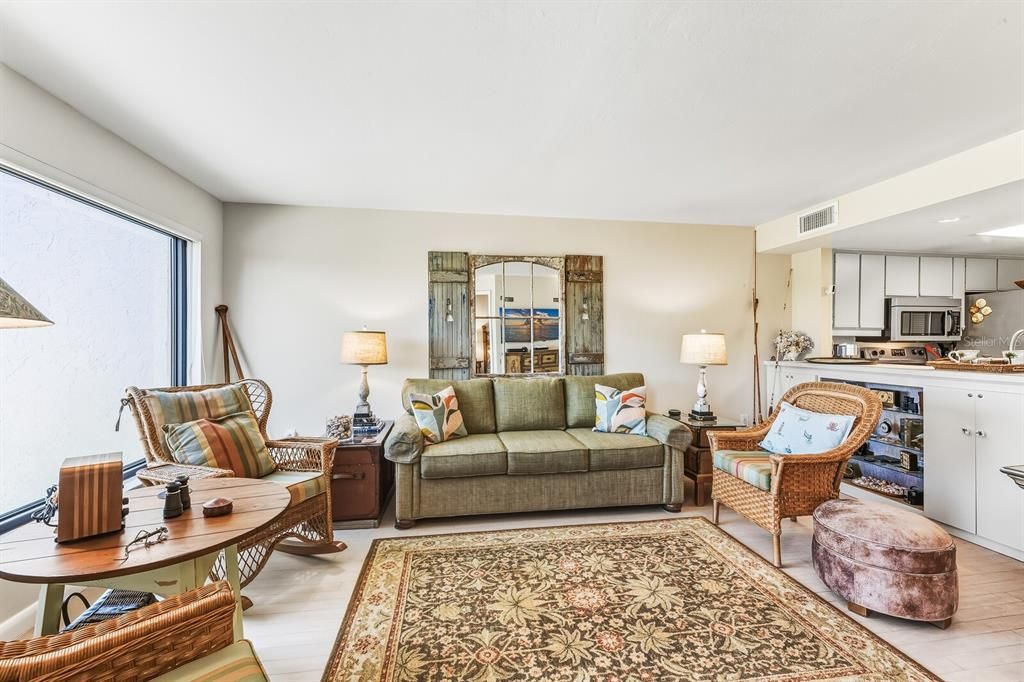 For Sale: $925,000 (1 beds, 1 baths, 730 Square Feet)