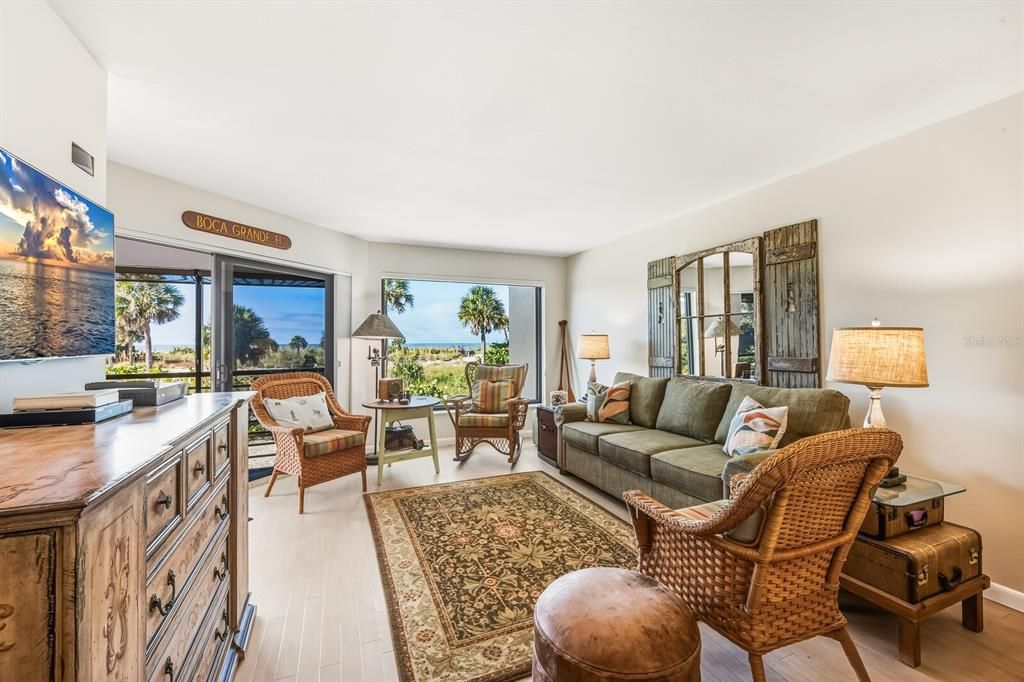 For Sale: $925,000 (1 beds, 1 baths, 730 Square Feet)