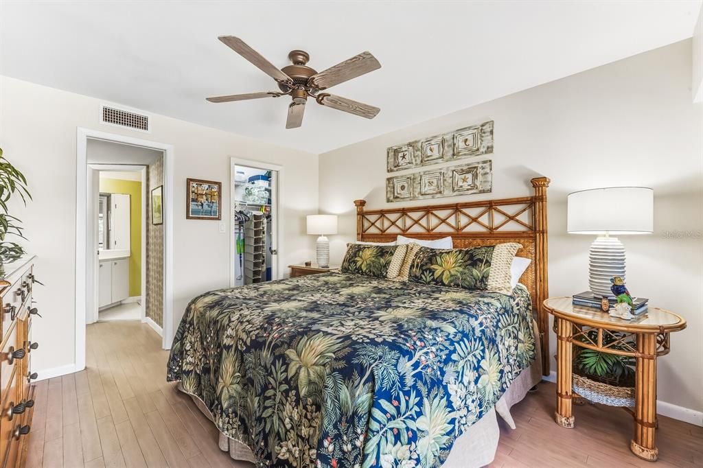 For Sale: $925,000 (1 beds, 1 baths, 730 Square Feet)