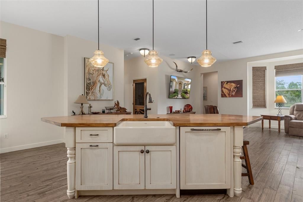 For Sale: $1,100,000 (5 beds, 3 baths, 3744 Square Feet)