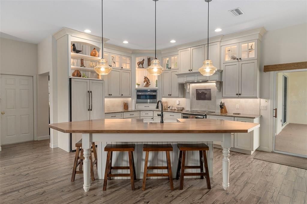 For Sale: $1,100,000 (5 beds, 3 baths, 3744 Square Feet)