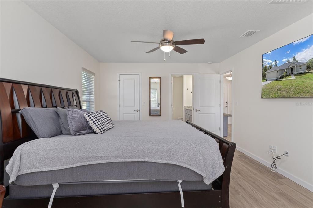 For Sale: $369,900 (4 beds, 2 baths, 1910 Square Feet)