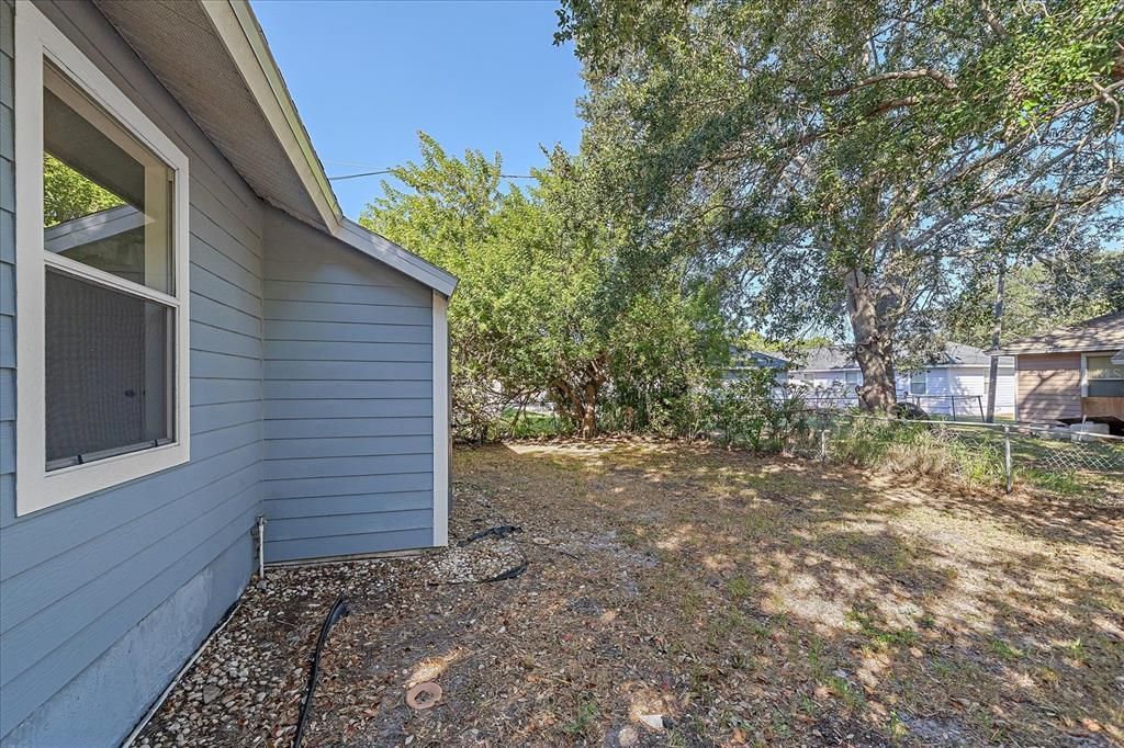 For Sale: $319,000 (4 beds, 2 baths, 1439 Square Feet)