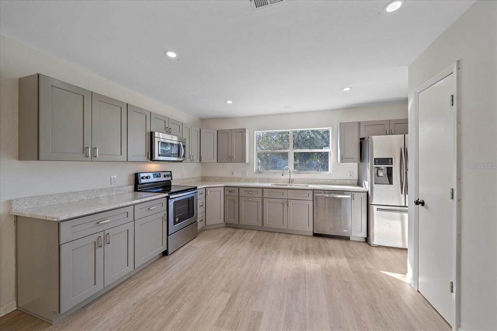 For Sale: $319,000 (4 beds, 2 baths, 1439 Square Feet)