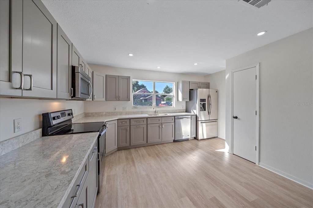 For Sale: $319,000 (4 beds, 2 baths, 1439 Square Feet)