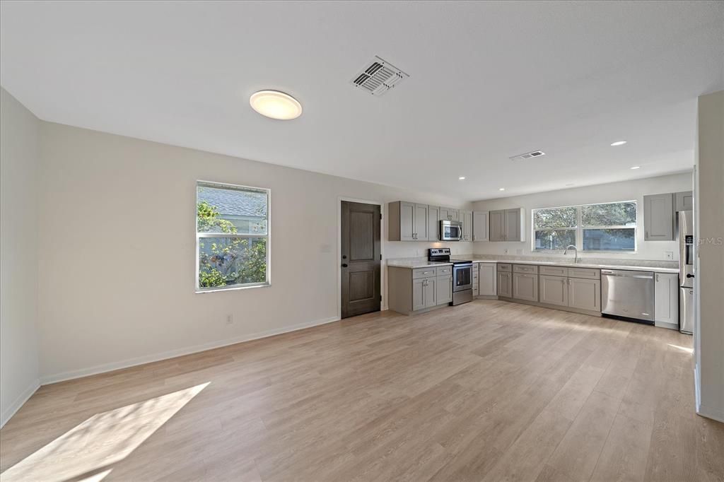 For Sale: $319,000 (4 beds, 2 baths, 1439 Square Feet)