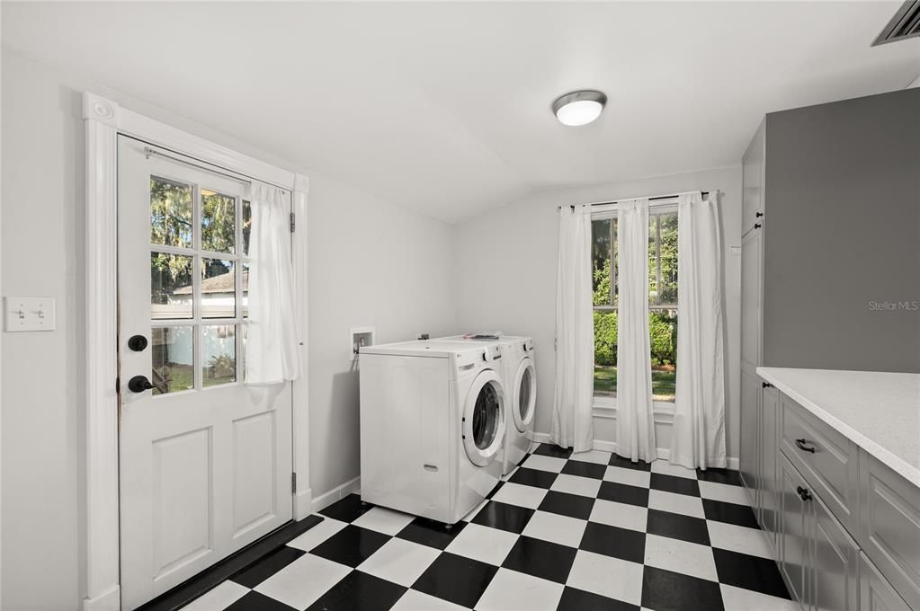 待售: $725,000 (4 贝兹, 2 浴室, 2225 平方英尺)