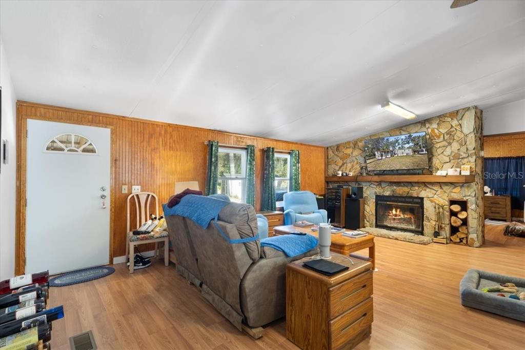 待售: $199,900 (3 贝兹, 2 浴室, 1296 平方英尺)