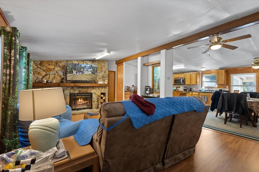 待售: $199,900 (3 贝兹, 2 浴室, 1296 平方英尺)