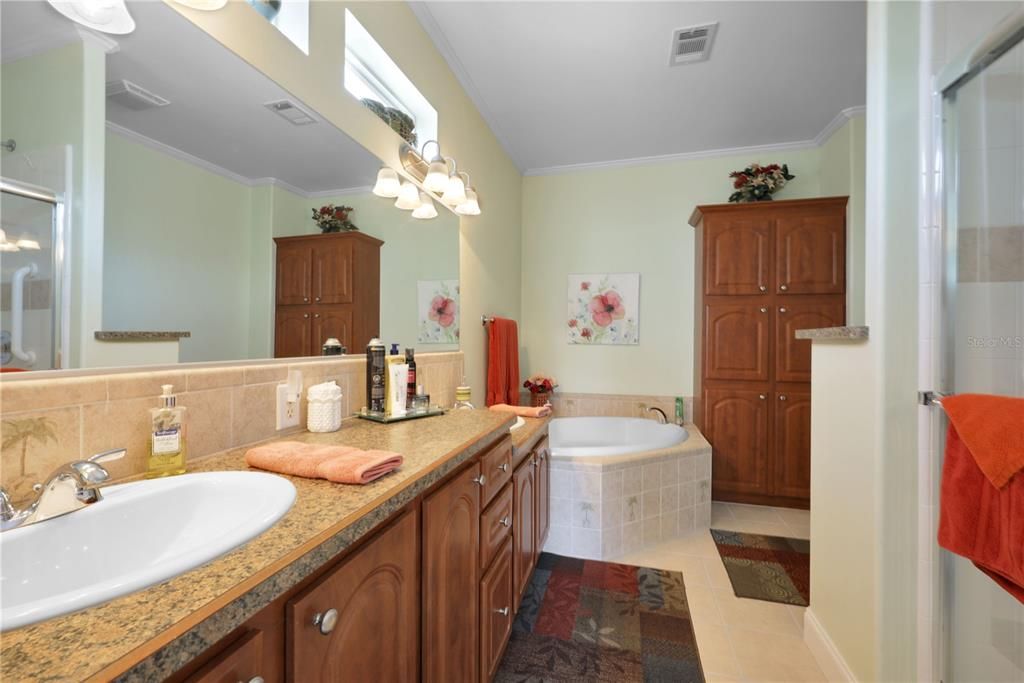 For Sale: $319,000 (2 beds, 2 baths, 1760 Square Feet)