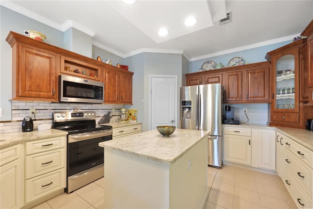 For Sale: $319,000 (2 beds, 2 baths, 1760 Square Feet)