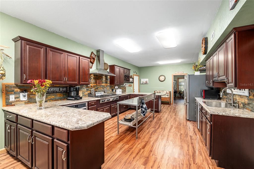 待售: $540,000 (2 贝兹, 1 浴室, 1900 平方英尺)