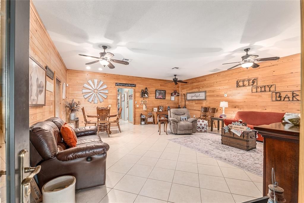 待售: $540,000 (2 贝兹, 1 浴室, 1900 平方英尺)