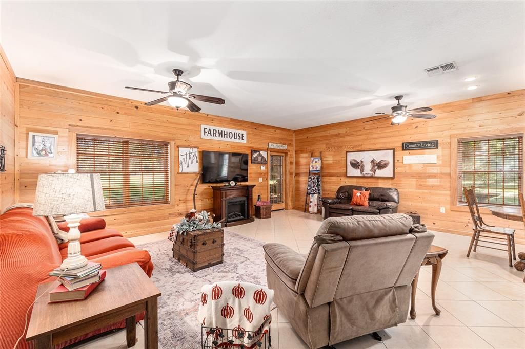 待售: $540,000 (2 贝兹, 1 浴室, 1900 平方英尺)