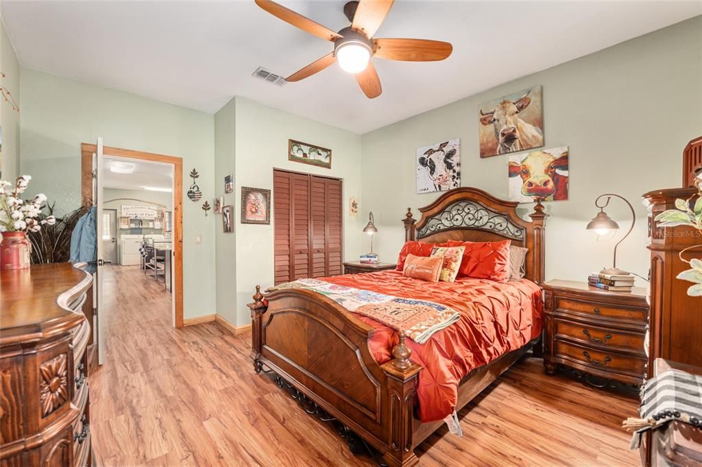 待售: $540,000 (2 贝兹, 1 浴室, 1900 平方英尺)