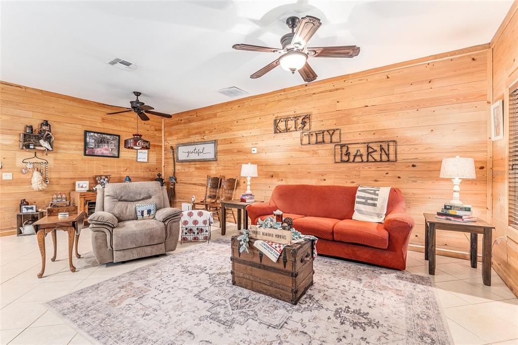 待售: $540,000 (2 贝兹, 1 浴室, 1900 平方英尺)