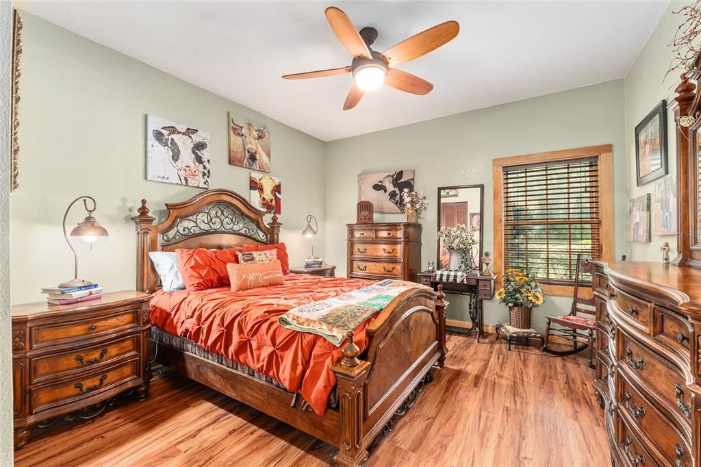 待售: $540,000 (2 贝兹, 1 浴室, 1900 平方英尺)