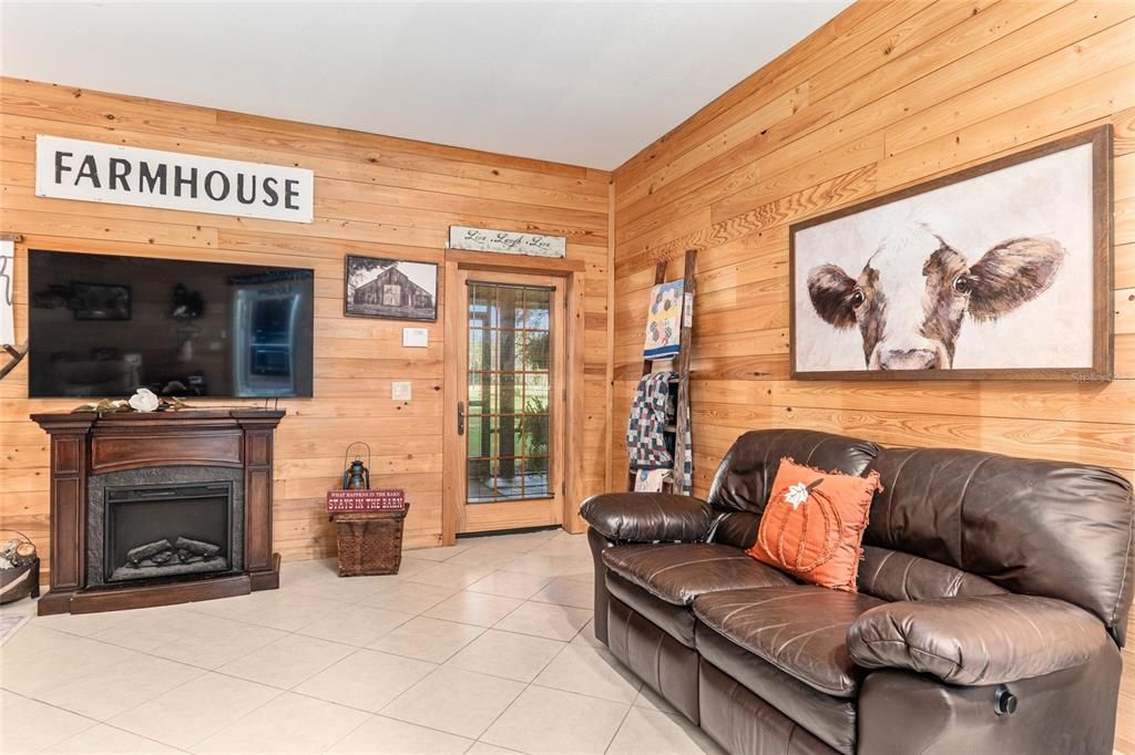 待售: $540,000 (2 贝兹, 1 浴室, 1900 平方英尺)