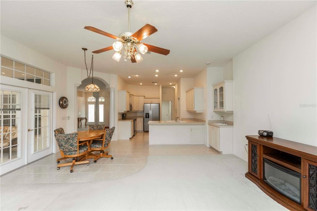 En Venta: $445,000 (4 camas, 3 baños, 2370 Pies cuadrados)