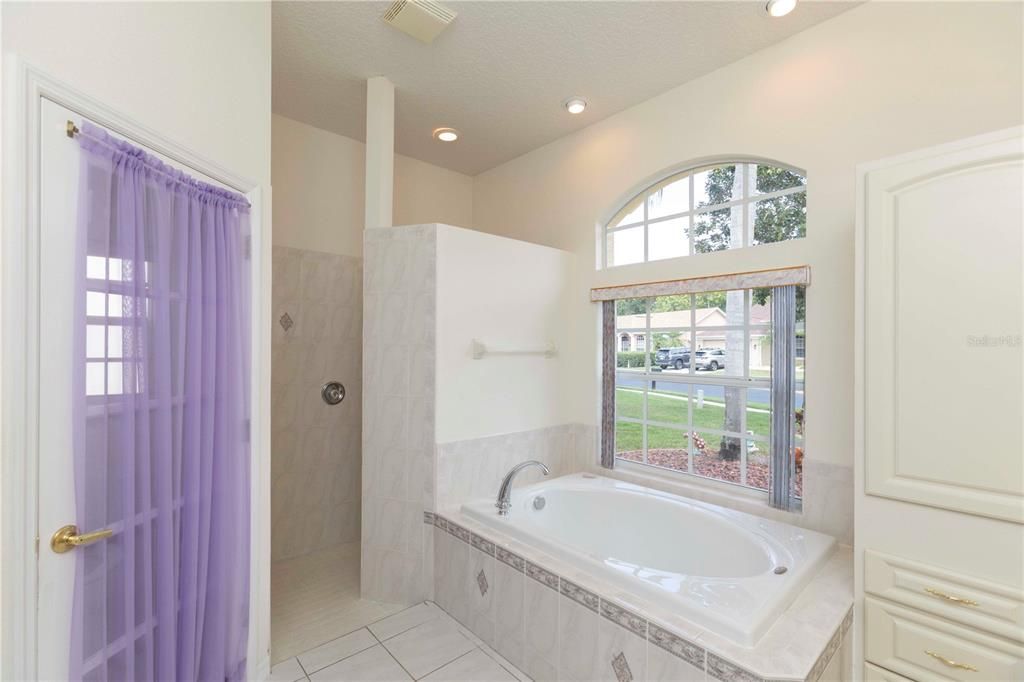 En Venta: $445,000 (4 camas, 3 baños, 2370 Pies cuadrados)