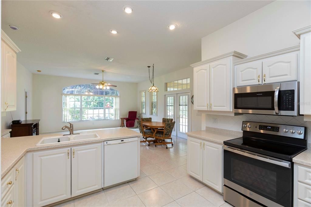 En Venta: $445,000 (4 camas, 3 baños, 2370 Pies cuadrados)