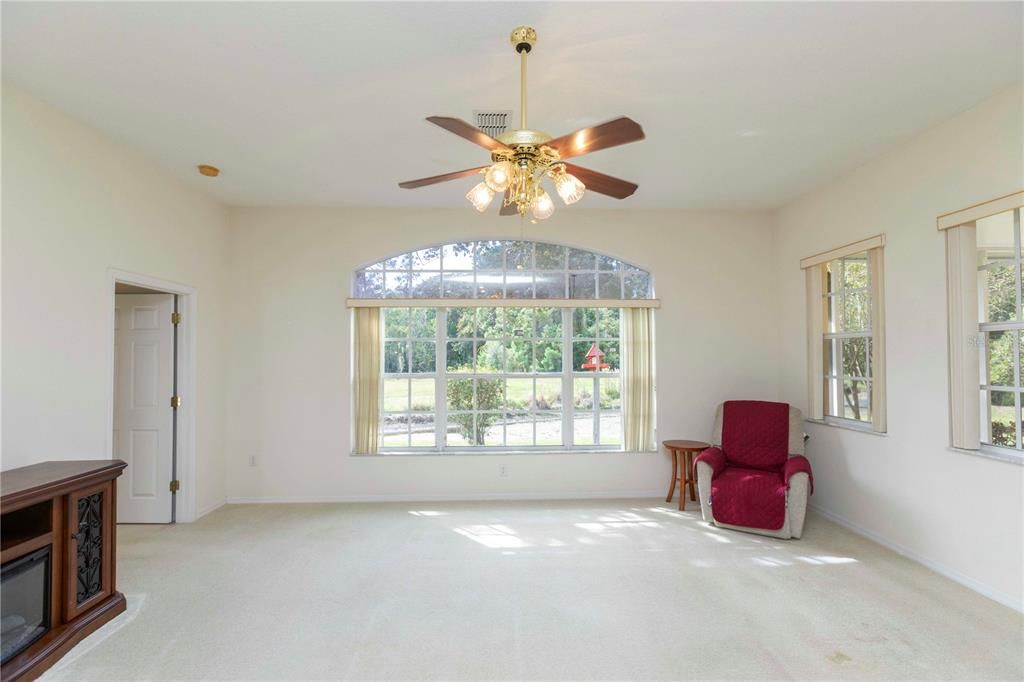 En Venta: $445,000 (4 camas, 3 baños, 2370 Pies cuadrados)