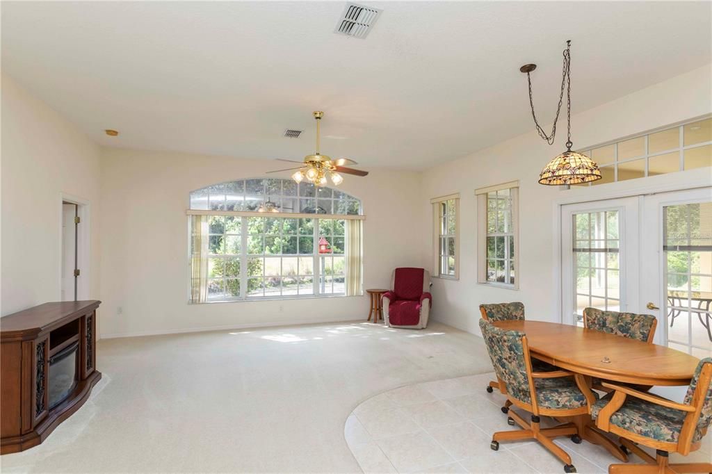 En Venta: $445,000 (4 camas, 3 baños, 2370 Pies cuadrados)