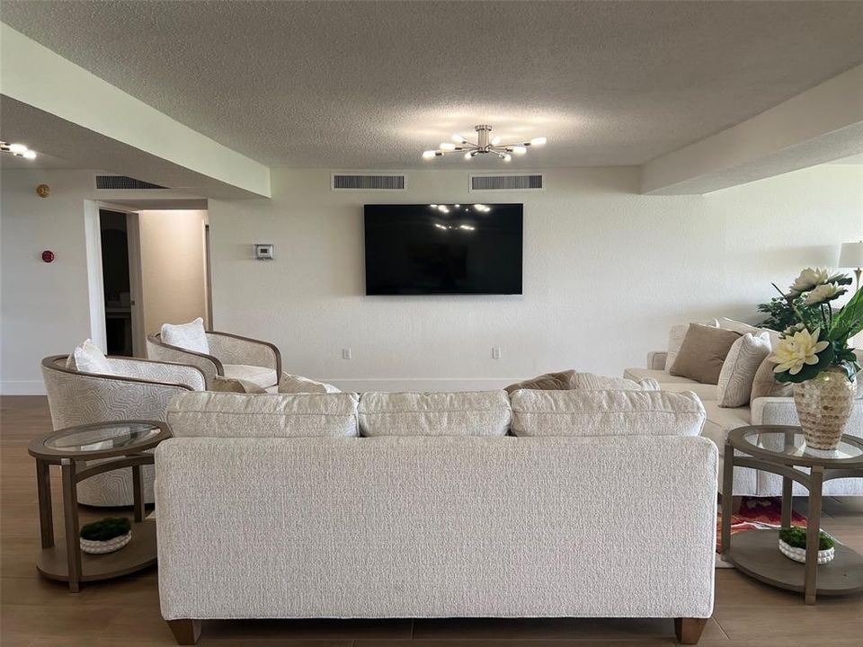 For Sale: $469,000 (2 beds, 2 baths, 1175 Square Feet)